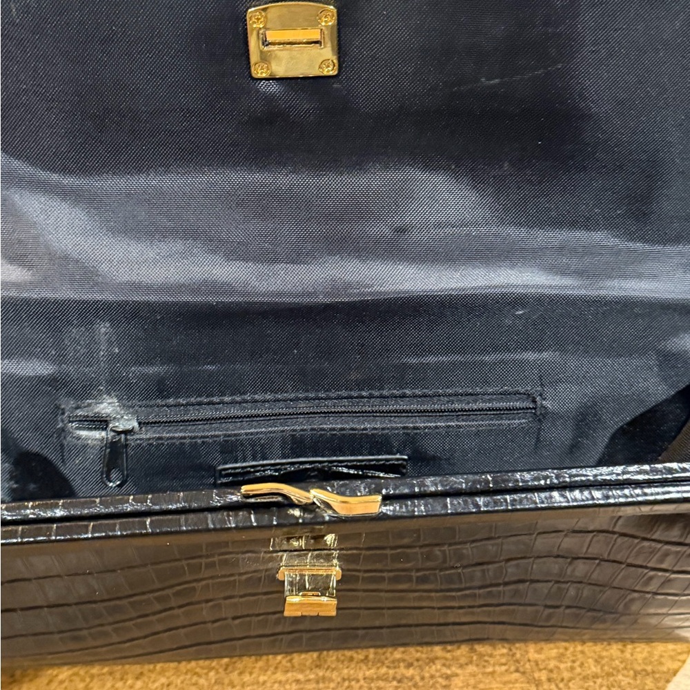 Vintage Etienne Aigner Black Leather Croc Embossed Clutch with Gold Clasp - Picture 2 of 9